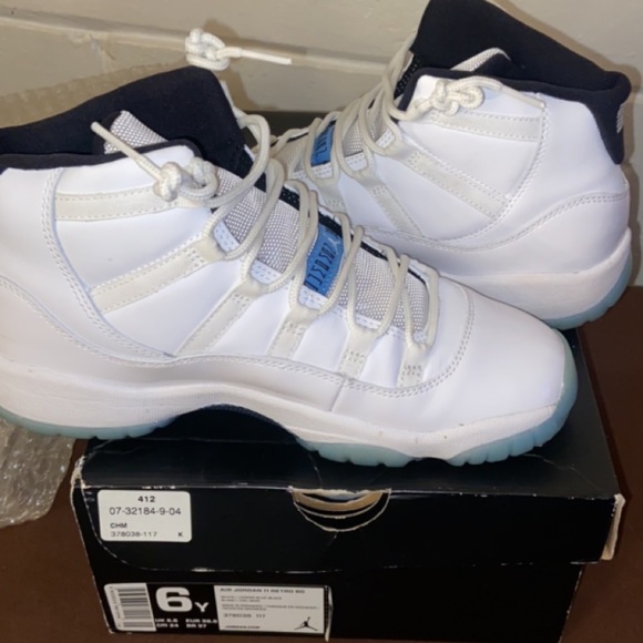 Size 6 youth Jordan 11 legend, blues, like new - Picture 3 of 4